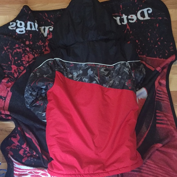 Men’s Waterproof Winter Coat. - Picture 2 of 3